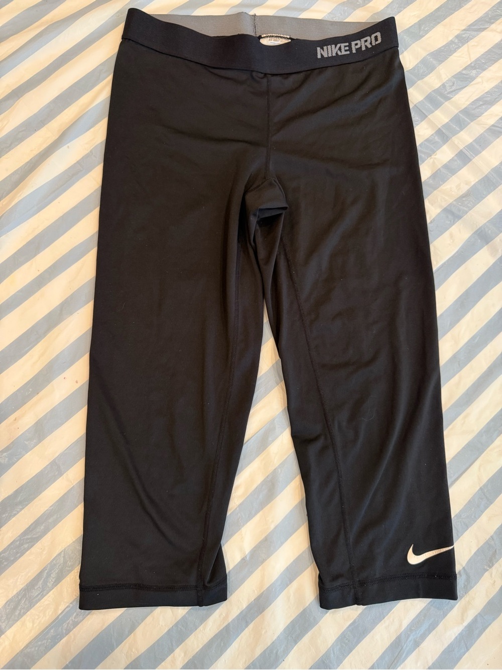 Nike Pro women’s ' Black Athletic Capri Leggings base layer size M